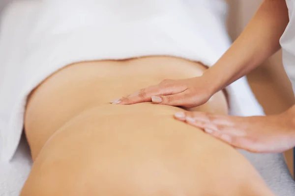 Mulher Morena Tendo Massagem Nas Costas Salão Foto Alta Qualidade — Fotografia de Stock