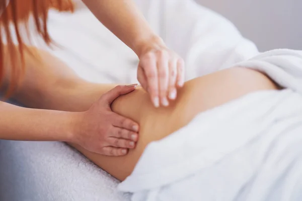 Kvinna Med Lår Och Skinkor Massage Salongen Högkvalitativt Foto — Stockfoto