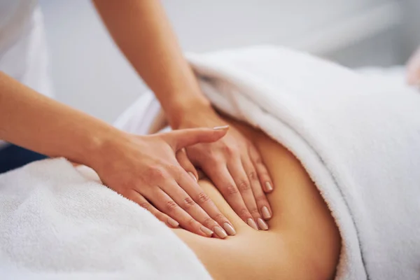 Femme Ayant Massage Ventre Dans Salon Photo Haute Qualité — Photo