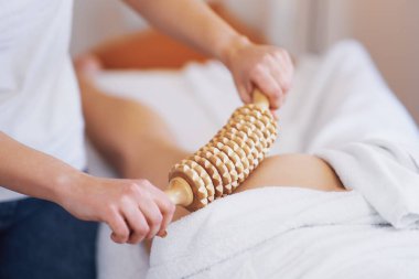Tahta aletlerle masaj terapisindeki kadın. Yüksek kalite fotoğraf