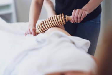 Tahta aletlerle masaj terapisindeki kadın. Yüksek kalite fotoğraf