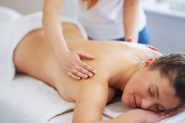 Brunette Vrouw Met Rugmassage Salon Hoge Kwaliteit Foto — Stockfoto