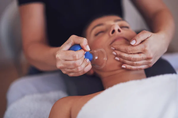 Donna Che Massaggio Coppettazione Faccia Salone Foto Alta Qualità — Foto Stock