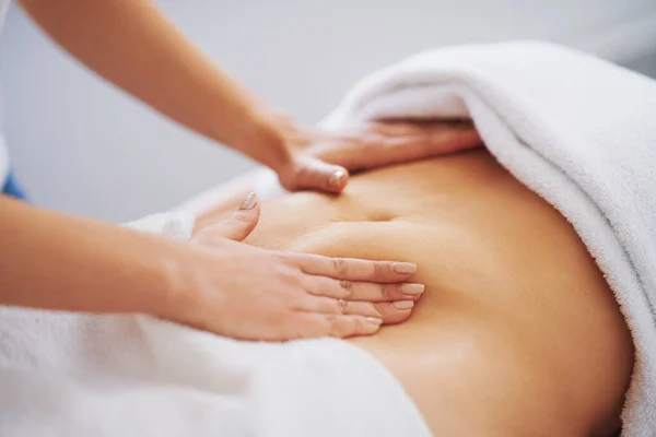Donna Che Massaggio Alla Pancia Nel Salone Foto Alta Qualità — Foto Stock