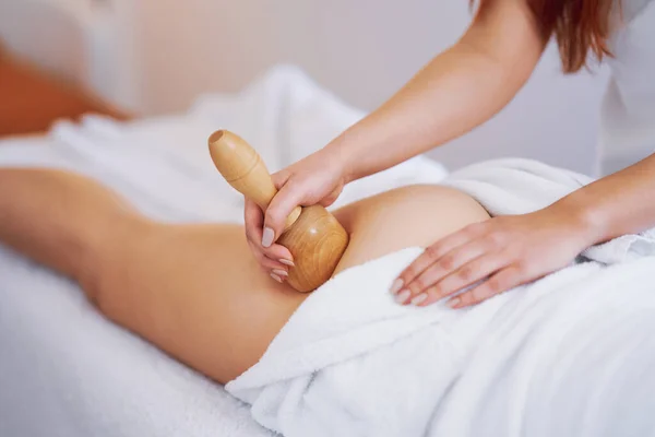 Vrouw Bij Massagetherapie Met Houten Gereedschap Hoge Kwaliteit Foto — Stockfoto