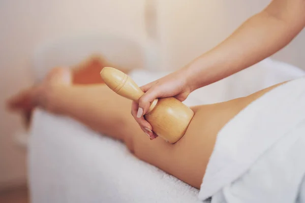 Mulher Terapia Massagem Com Ferramentas Madeira Foto Alta Qualidade — Fotografia de Stock