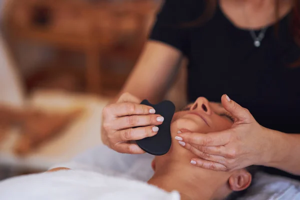 Bruna Donna Avendo Massaggio Pietra Sul Viso Foto Alta Qualità — Foto Stock