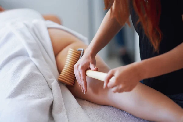 Kvinna Massageterapi Med Träverktyg Högkvalitativt Foto — Stockfoto