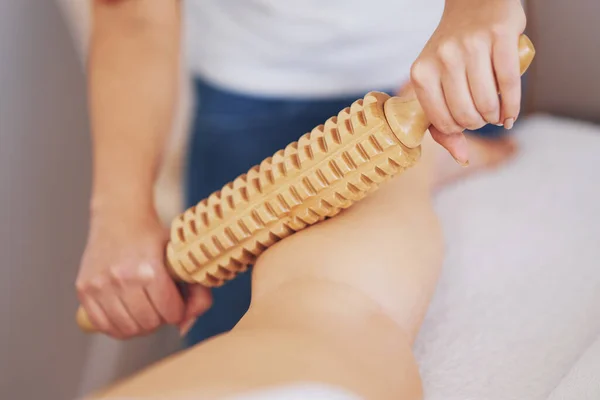 Donna Terapia Massaggio Con Strumenti Legno Foto Alta Qualità — Foto Stock