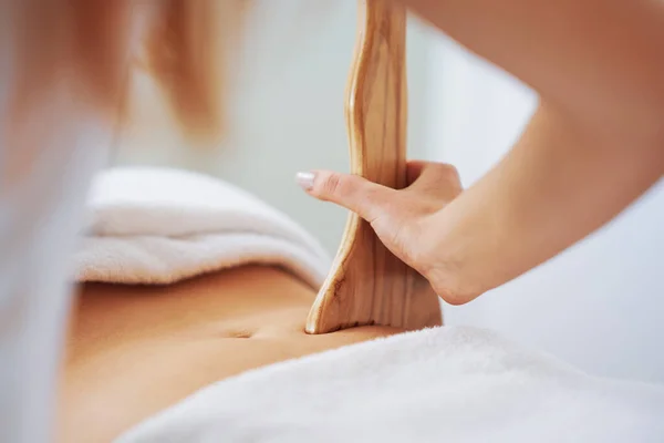Vrouw Bij Massagetherapie Met Houten Gereedschap Hoge Kwaliteit Foto — Stockfoto