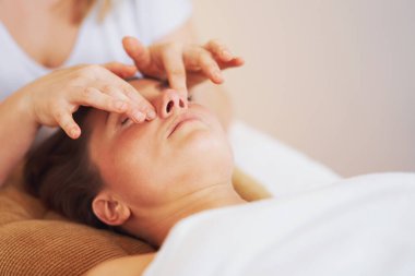 Japonya stili yüz masajı yaptıran bir kadın. Yüksek kalite fotoğraf