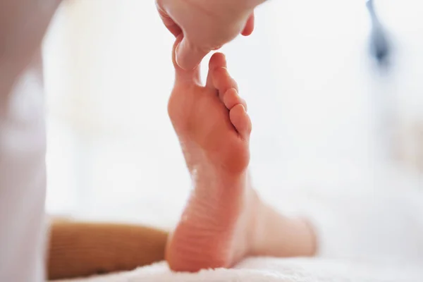 Γυναίκα Που Κάνει Μασάζ Ρεφλεξολογίας Ποδιών Στο Σαλόνι Υψηλής Ποιότητας — Φωτογραφία Αρχείου