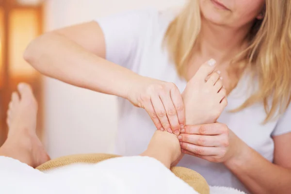 Kvinna Som Har Fotreflexologi Massage Salongen Högkvalitativt Foto — Stockfoto