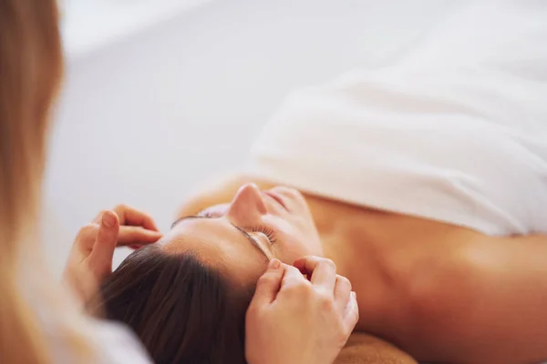 Woman Having Japan Style Face Massage Salon High Quality Photo — Stock Photo, Image