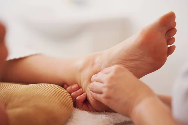 Woman Having Foot Reflexology Massage Salon High Quality Photo — Stock Photo, Image