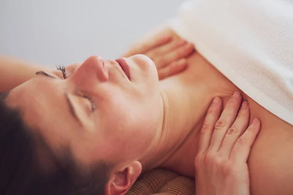 Femme Ayant Massage Visage Style Japonais Dans Salon Photo Haute — Photo