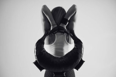 Çekici sarışın kadının kum torbasıyla antrenman yaptığı fotoğraf. Yüksek kalite fotoğraf