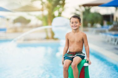 Açık deniz parkında oynayan genç bir çocuğun fotoğrafı. Yüksek kalite fotoğraf
