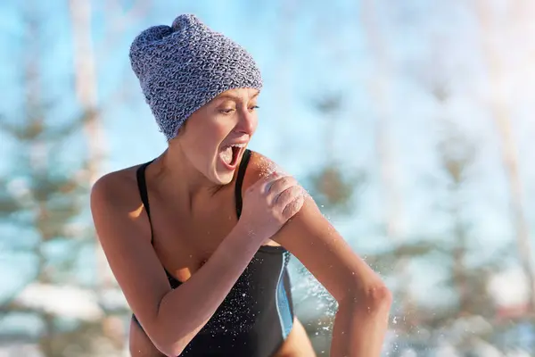 Kadının Kışın Karda Eğlendiği Bir Resim Yüksek Kalite Fotoğraf — Stok fotoğraf