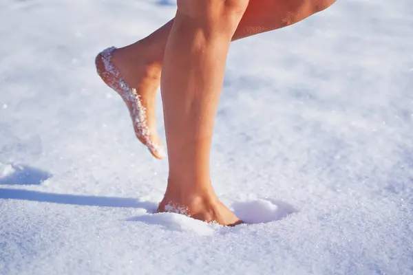 Immagine Una Donna Che Diverte Sulla Neve Inverno Foto Alta — Foto Stock