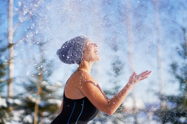 Imagen Mujer Divirtiéndose Nieve Invierno Foto Alta Calidad —  Fotos de Stock