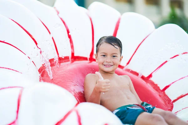 Zdjęcie Młodego Chłopca Bawiącego Się Aquaparku Świeżym Powietrzu Wysokiej Jakości Zdjęcia Stockowe bez tantiem