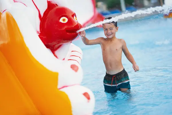 Zdjęcie Młodego Chłopca Bawiącego Się Aquaparku Świeżym Powietrzu Wysokiej Jakości Obrazy Stockowe bez tantiem