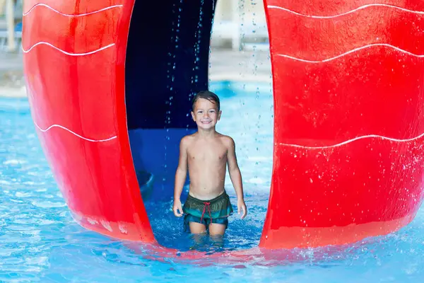 Zdjęcie Młodego Chłopca Bawiącego Się Aquaparku Świeżym Powietrzu Wysokiej Jakości Zdjęcie Stockowe