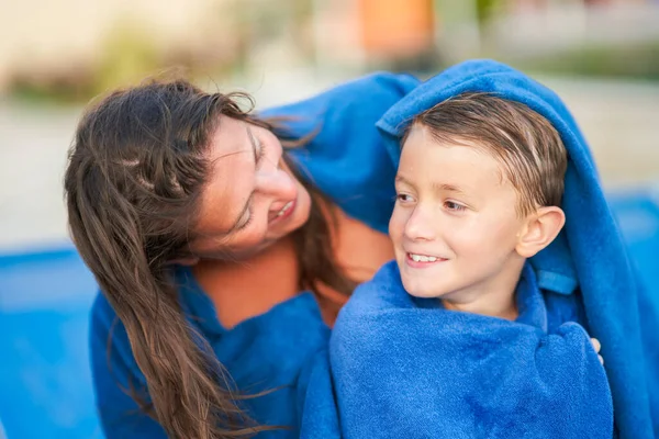 Picture Mother Son Swimming Pool High Quality Photo — Stock Photo, Image