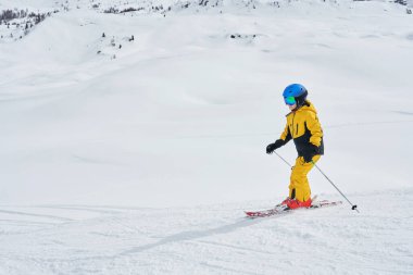 Gökyüzündeki mutlu çocuğun resmi Madonna di Campiglio. Yüksek kalite fotoğraf