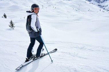 Madonna di Campiglio 'da kayak yapan bir kadın resmi. Yüksek kalite fotoğraf
