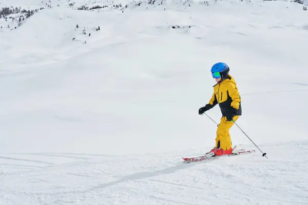 スキーで幸せな男の子の写真 マドンナ カンピオ 高品質の写真 — ストック写真