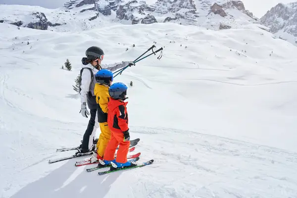 Picture Mother Teach Skiing Her Kids Madonna Campiglio High Quality — Stock Photo, Image