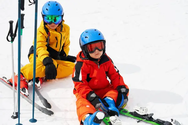Bild Von Müden Kindern Auf Skiern Italien Hochwertiges Foto — Stockfoto
