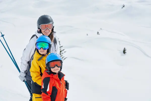 Bild Einer Mutter Die Ihren Kindern Madonna Campiglio Das Skifahren Stockbild