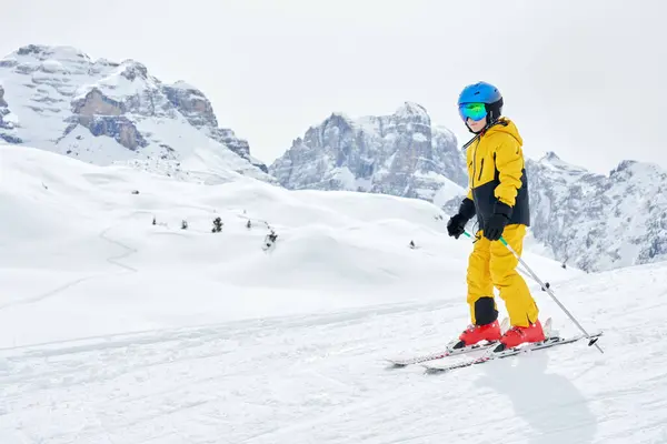 スキーで幸せな男の子の写真 マドンナ カンピオ 高品質の写真 ロイヤリティフリーのストック画像