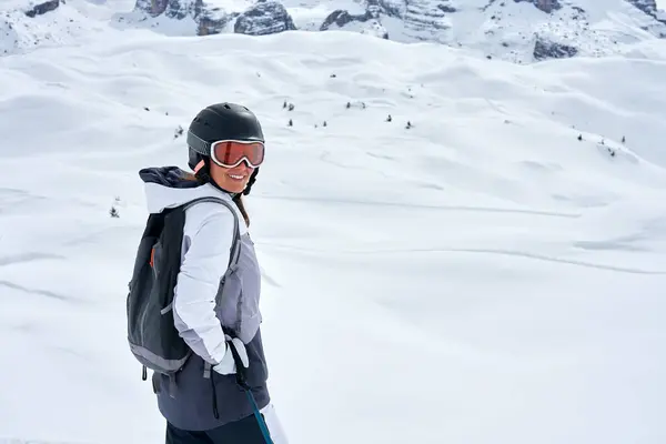 Bild Einer Frau Auf Skiern Madonna Campiglio Hochwertiges Foto lizenzfreie Stockfotos