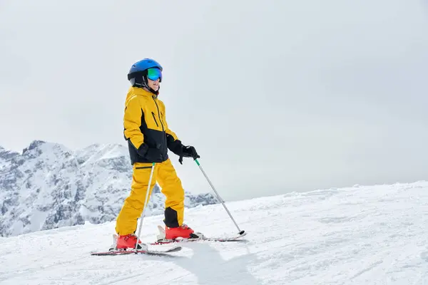 スキーで幸せな男の子の写真 マドンナ カンピオ 高品質の写真 ロイヤリティフリーのストック写真
