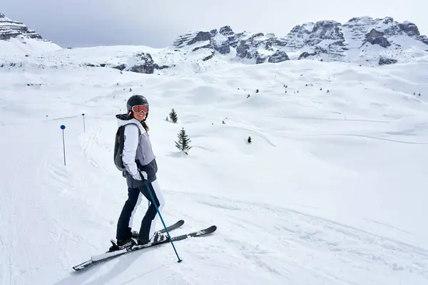 マドンナ カンピオのスキーで女性の写真 高品質の写真 ストック写真