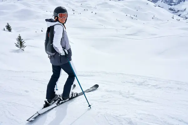 Bild Einer Frau Auf Skiern Madonna Campiglio Hochwertiges Foto Stockfoto