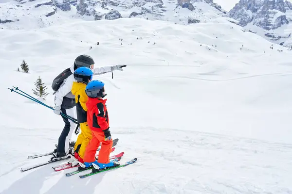 Bild Einer Mutter Die Ihren Kindern Madonna Campiglio Das Skifahren lizenzfreie Stockfotos