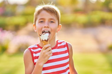 Dondurma külahlı küçük bir çocuk resmi. Yüksek kalite fotoğraf