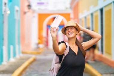 San Juan 'daki kadın turistin fotoğrafı. Yüksek kalite fotoğraf