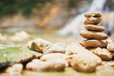 Gozalandia Şelalesi 'ndeki taşların dengesi. Yüksek kalite fotoğraf