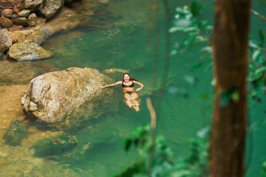 Catarata Gozalandia 'da dinlenen kadının fotoğrafı. Yüksek kalite fotoğraf