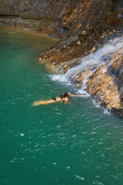 Catarata Gozalandia 'da dinlenen kadının fotoğrafı. Yüksek kalite fotoğraf