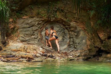 Anne ve oğlunun Gozalandia Şelaleleri 'nde çekilmiş fotoğrafı. Yüksek kalite fotoğraf