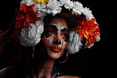 Santa Muerte Cadılar Bayramı makyajlı gerçek bir kadın fotoğrafı. Yüksek kalite fotoğraf