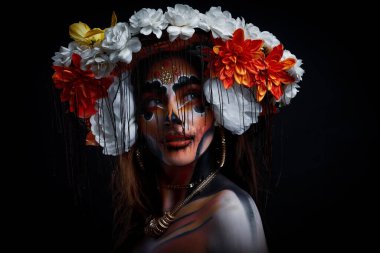 Santa Muerte Cadılar Bayramı makyajlı gerçek bir kadın fotoğrafı. Yüksek kalite fotoğraf