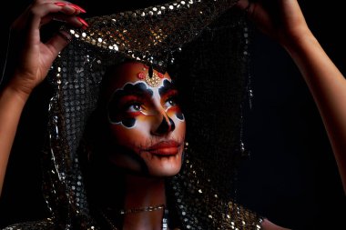 Santa Muerte Cadılar Bayramı makyajlı gerçek bir kadın fotoğrafı. Yüksek kalite fotoğraf